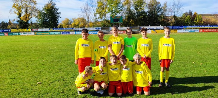 Fuball-Jugendteam SV-Markt neue Meidel Trikots